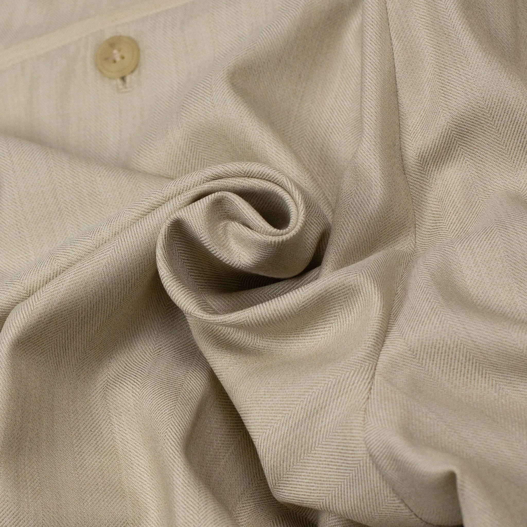 Exclusive single-pleated easy pants in pearl wool herringbone